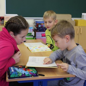 Slabikáře s věnováním letos předávali deváťáci