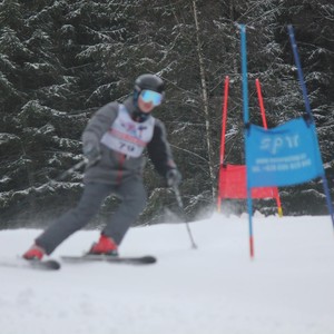 Školní závody ve sjezdovém lyžování