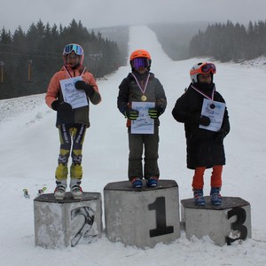 Školní závody ve sjezdovém lyžování