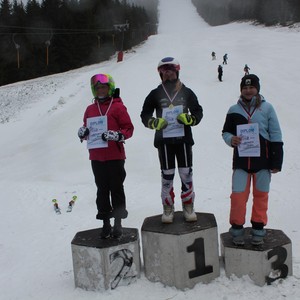 Školní závody ve sjezdovém lyžování