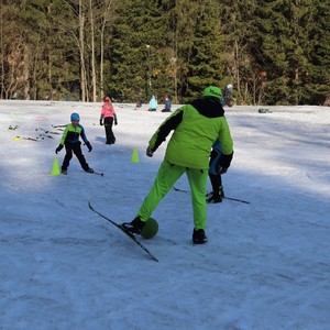 Družina na běžkách + sáňkování na Medvědíně