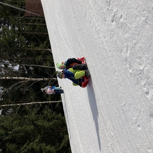 Družina na běžkách + sáňkování na Medvědíně