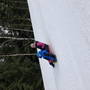 Družina na běžkách + sáňkování na Medvědíně